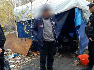 Strażnicy miejscy podczas kontroli miejsca przebywania osób bezdomnych