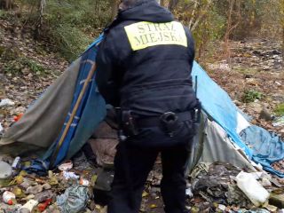 Strażnicy miejscy podczas kontroli miejsca przebywania osób bezdomnych