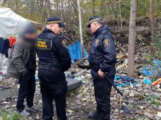 Strażnicy miejscy podczas kontroli miejsca przebywania osób bezdomnych
