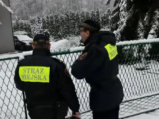 Strażnicy miejscy podczas kontroli palenisk w Katowicach