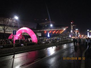 Strażnicy Miejscy dbajją o porządek podczas imprezy sylwestrowej przed katowikivm Spodkiem
