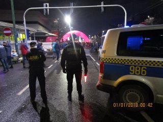 Strażnicy Miejscy dbajją o porządek podczas imprezy sylwestrowej przed katowikivm Spodkiem