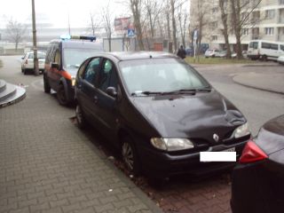 Parkujący na ulicy Ordona wrak renaulta został odholowany