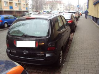 Parkujący na ulicy Ordona wrak renaulta został odholowany
