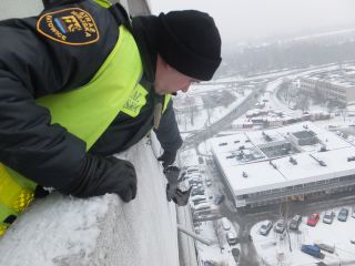 Strażnik miejski ratuje gołębia