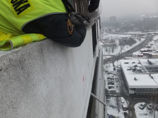 Strażnik miejski ratuje gołębia