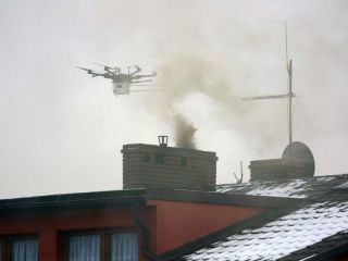 Dron podczas pomiaru zanieczyszczeń