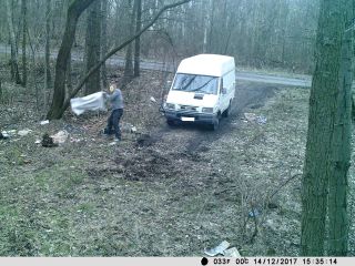Mężczyzna podczas wyrzucania odpadów poremontowych w lesie na Załęskiej Hałdzie