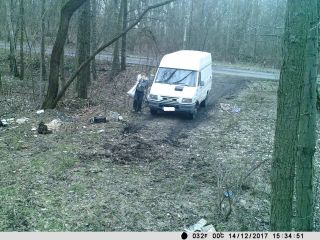 Mężczyzna podczas wyrzucania odpadów poremontowych w lesie na Załęskiej Hałdzie