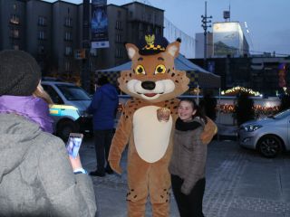 Mundurowi podczas rozdawnia odblasków