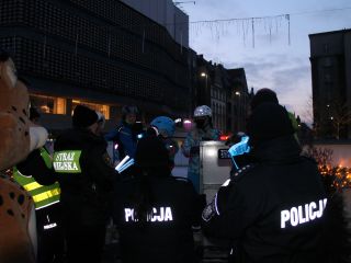 Mundurowi podczas rozdawnia odblasków