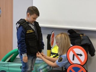 Pierwszoklasiści w straży miejskiej