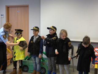 Pierwszoklasiści w straży miejskiej