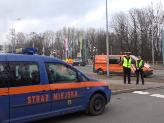 Strażnicy miejscy podczas zabezpieczenia meczu Polska - Korea Południowa