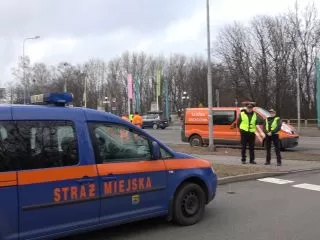 Strażnicy miejscy podczas zabezpieczenia meczu Polska - Korea Południowa