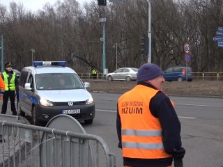 Strażnicy miejscy podczas zabezpieczenia meczu Polska - Korea Południowa