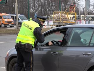 Strażnicy miejscy podczas zabezpieczenia meczu Polska - Korea Południowa