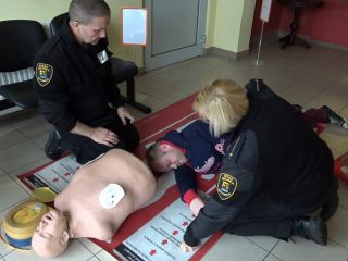 Strażnicy miejscy na szkoleniu z ratownictwa medycznego