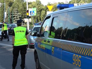 Strażnicy miejscy podczas zabezpieczania  koncertu zespołu Guns N' Roses