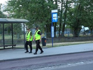Strażnicy miejscy podczas zabezpieczania  koncertu zespołu Guns N' Roses