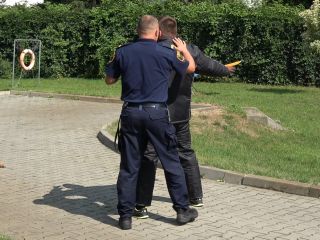 Przewodnicy psów i ich czworonożni partnerzy podczas atestacji