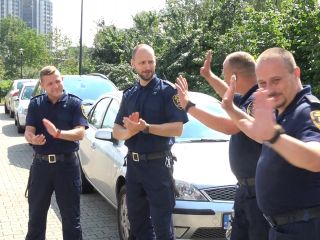 Przewodnicy psów i ich czworonożni partnerzy podczas atestacji
