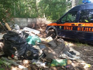 Ulica. 73 Płk Piechoty. Sprawcy wyrzucili odpady poremontowe, papę i inne komunalne min folie plastiki itp. Sprawcy ukarani 2x MKK 500zł z art. 145 KW – zaśmiecanie miejsca dostępnego dla publiczności.