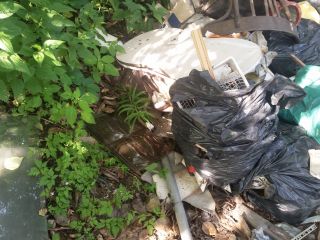 Ulica. 73 Płk Piechoty. Sprawcy wyrzucili odpady poremontowe, papę i inne komunalne min folie plastiki itp. Sprawcy ukarani 2x MKK 500zł z art. 145 KW – zaśmiecanie miejsca dostępnego dla publiczności.