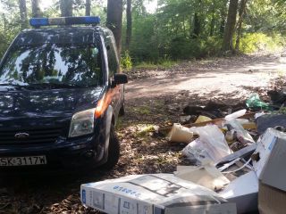 Ulica. 73 Płk Piechoty. Sprawcy wyrzucili odpady poremontowe, papę i inne komunalne min folie plastiki itp. Sprawcy ukarani 2x MKK 500zł z art. 145 KW – zaśmiecanie miejsca dostępnego dla publiczności.