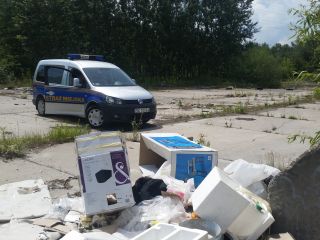 Wykroczenie zarejestrowane na terenie pomiędzy ul Obrońców Westerplatte a al. Roździeńskiego. Sprawcy wykroczenia wyrzucili odpady poremontowe, budowlane, gruz, kartony, tworzywa sztuczne, komunalne i inne. Zostali ukarani 2x MKK-500zł.