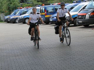 Strażniczka i policjant na rowerach 