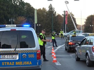 Strażnicy miejscy podczas zabezpieczenia meczu Polska - Portugalia
