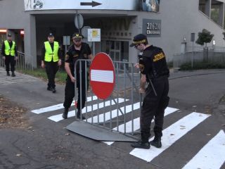 Strażnicy miejscy podczas zabezpieczenia meczu Polska - Portugalia