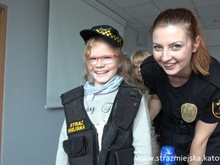 Uczniowie ze szkoły podstawowej z wizytą w straży miejskiej 