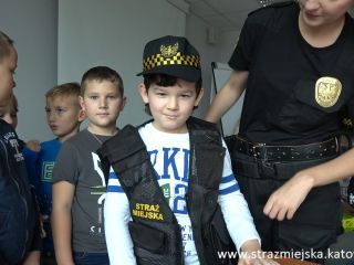 Uczniowie ze szkoły podstawowej z wizytą w straży miejskiej 