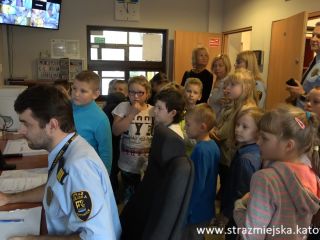 Uczniowie ze szkoły podstawowej z wizytą w straży miejskiej 