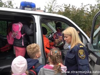 Uczniowie ze szkoły podstawowej z wizytą w straży miejskiej 