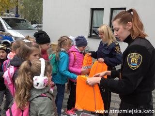 Uczniowie ze szkoły podstawowej z wizytą w straży miejskiej 