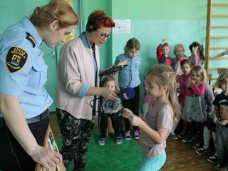 Straż miejska i Radio Katowice z wizytą u przedszkolaków