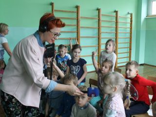 Straż miejska i Radio Katowice z wizytą u przedszkolaków
