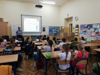 Strażniczki miejskie podczas zajęć w szkole