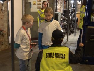 Miasto Dzieci ze strażnikami miejskimi