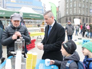 Kranówka katowicka - szluknij sie z kokotka! – takim hasłem Urząd Miasta i Katowickie Wodociągi zachęcają mieszkańców do picia wody z kranu