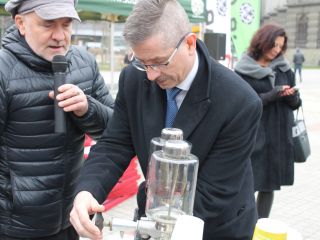 Kranówka katowicka - szluknij sie z kokotka! – takim hasłem Urząd Miasta i Katowickie Wodociągi zachęcają mieszkańców do picia wody z kranu