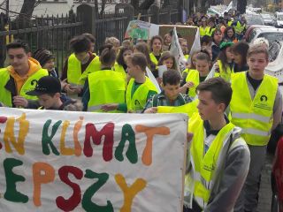 Zmin klimat na lepszy  - przemarsz uczniów i strazników miejskich ulicami Wełnowca