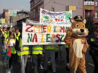 Zmin klimat na lepszy  - przemarsz uczniów i strazników miejskich ulicami Wełnowca