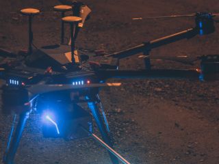 Nocny lot dronem z wykorzystaniem termowizji