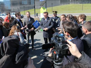 Marcin Krupa Prezydent Katowic, Paweł Szeląg Komendant Straży Miejskiej w Katowicach oraz Maciej Stańczyk Naczelnik Wydziału Promocji UM Katowice podczas briefingu prasowego w Strefie Kultury