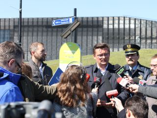 Marcin Krupa Prezydent Katowic, Paweł Szeląg Komendant Straży Miejskiej w Katowicach oraz Maciej Stańczyk Naczelnik Wydziału Promocji UM Katowice podczas briefingu prasowego w Strefie Kultury