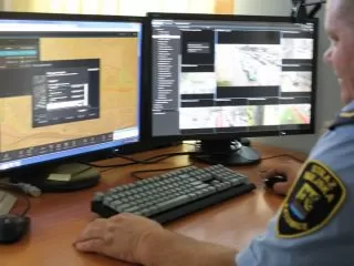 Strażnik miejsk podczas obługi systemu minitoringu - fot. archiwum